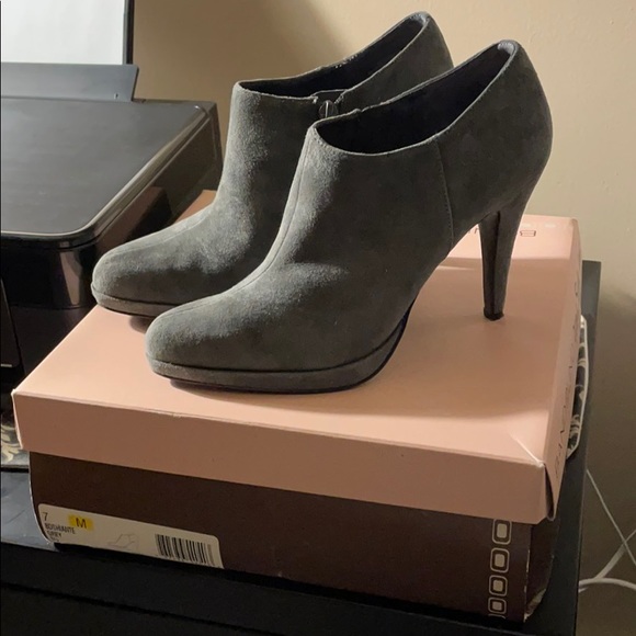 Bandolino Gray Suede Heel booties size 7M - Picture 1 of 9